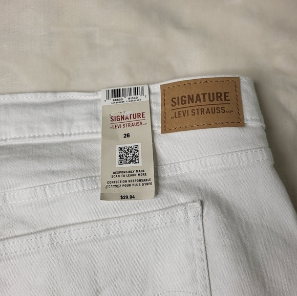 Levi's High Rise Jean Shorts. Plus Size 26W White Denim - Picture 3 of 9